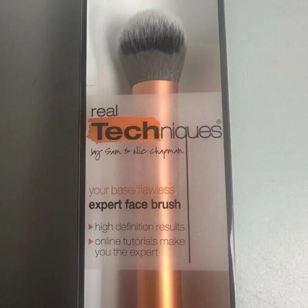 Real Techniques expert face Brush Rose Gold by Sam & Nic Stage makeup high tech